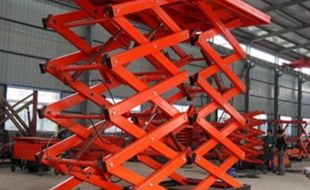 高空作業(yè)新選擇：自行鋁合金升降平臺(tái)簡化機(jī)場清潔流程